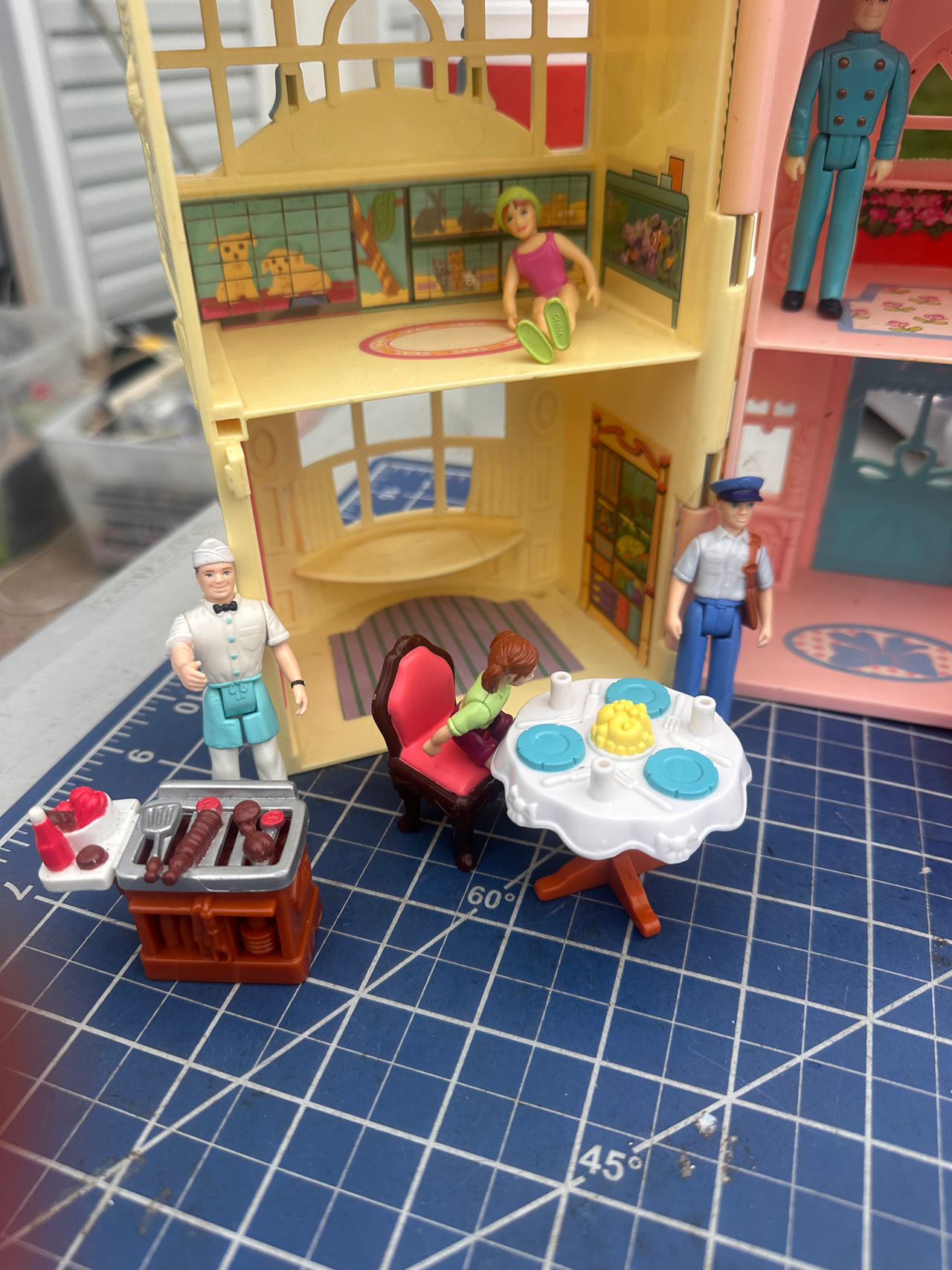 Fisher-Price Sweet Streets Beauty Salon/Pet Store vtg dollhouse playset 162-43