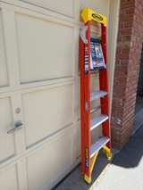 Werner 5.5 ft. Fiberglass Step Ladder 300 lbs. Load Capacity - Image 2