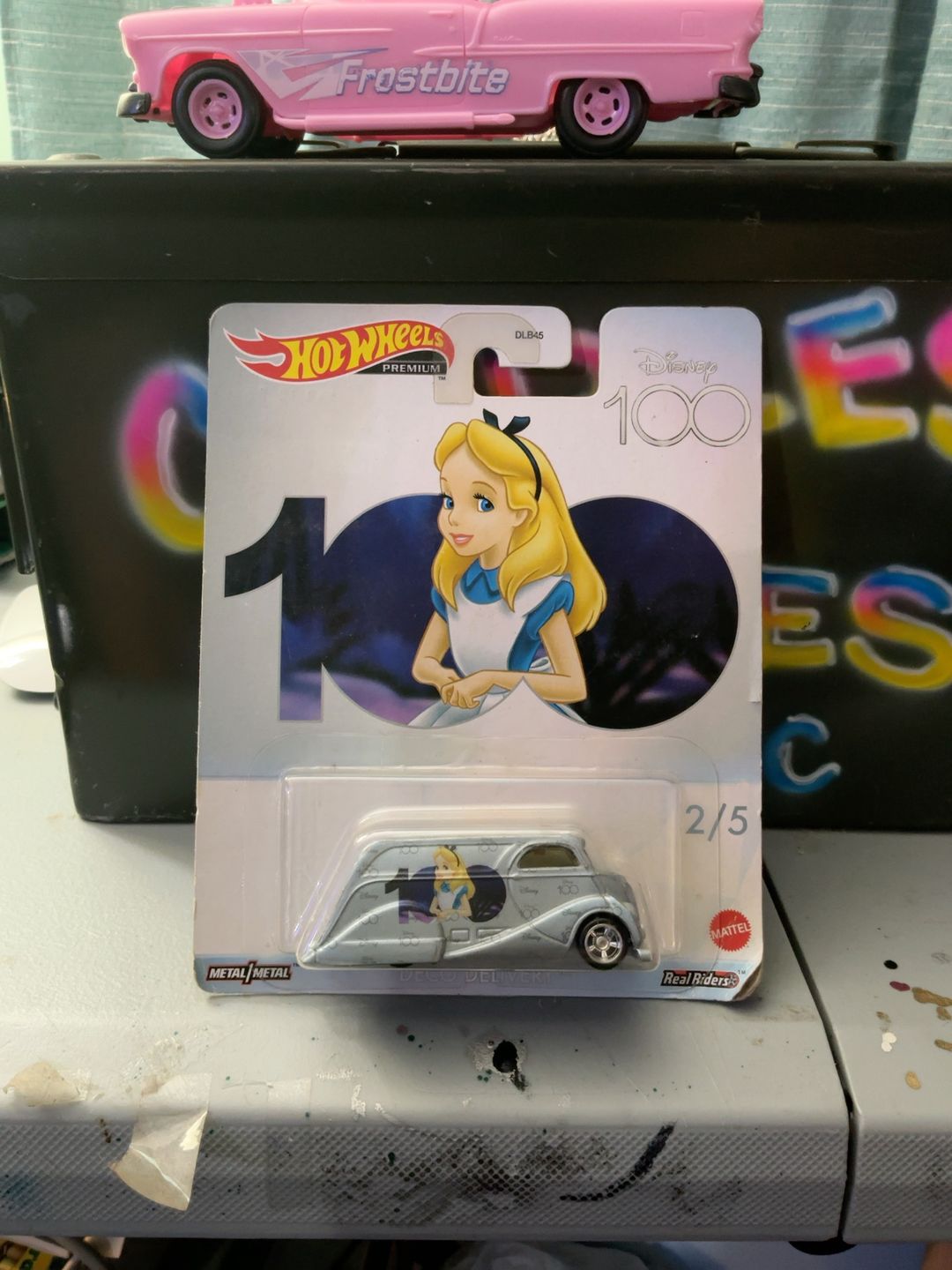 Hot Wheels Premium Disney 100 Deco Delivery Alice in Wonderland 2/5