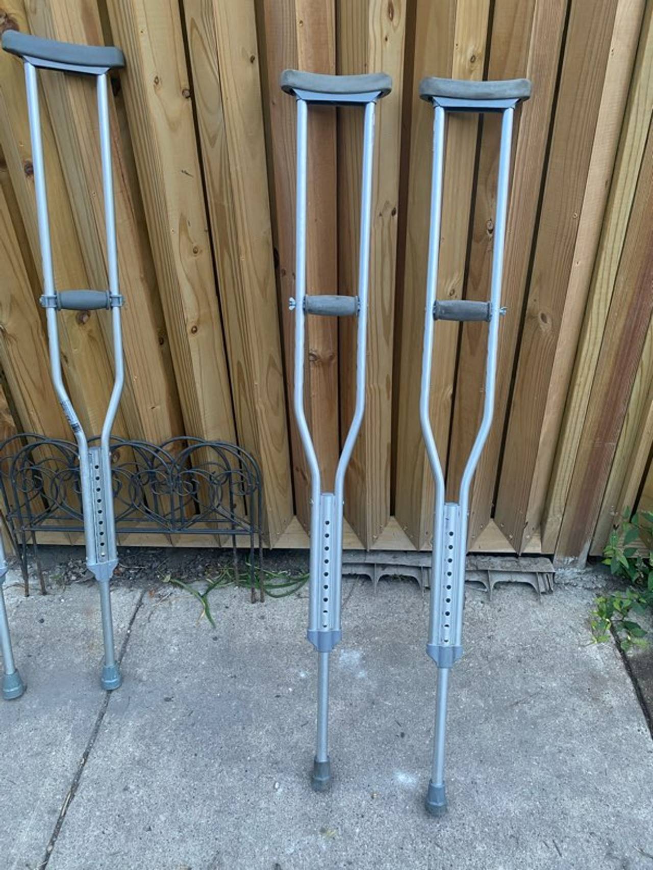 Aluminum Adjustable Crutches