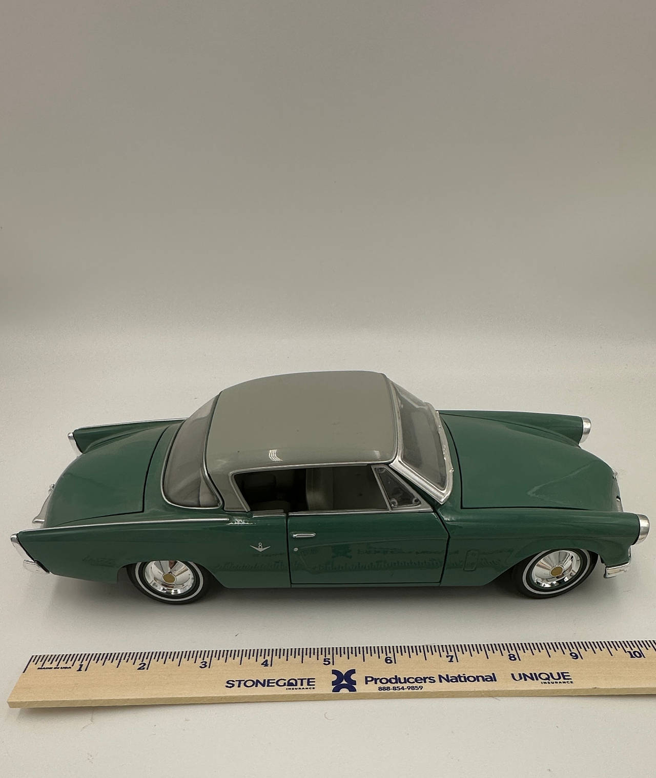 1953 Studebaker Commander Starliner 1:18 Diecast Model