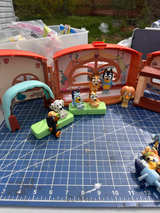 Bluey Calypso's School Playset with Figures and Accessories - Image 1