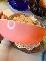 Vintage Pyrex Pink 1 1/2 Quart Round Casserole Dish - Image 2