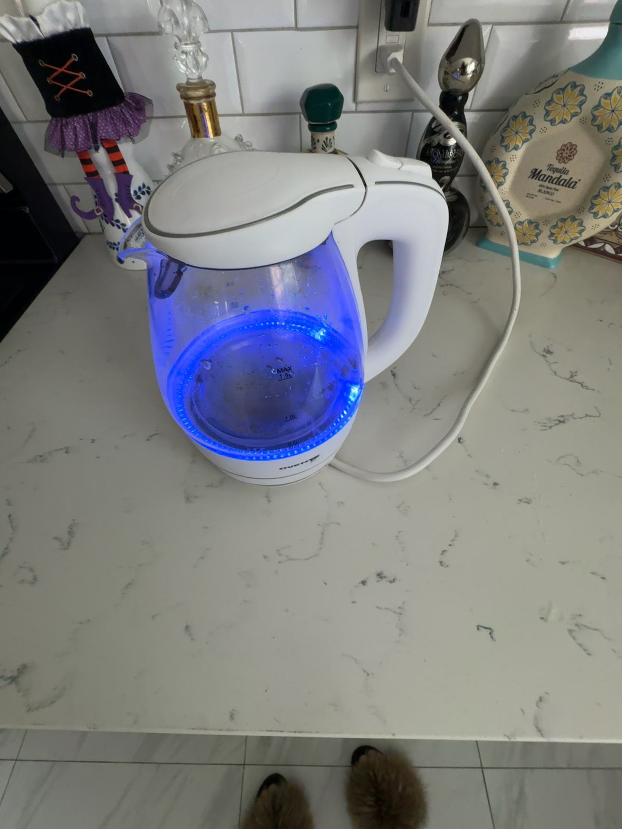 Ovente Electric Glass Kettle 1.5L White with Blue LED Light