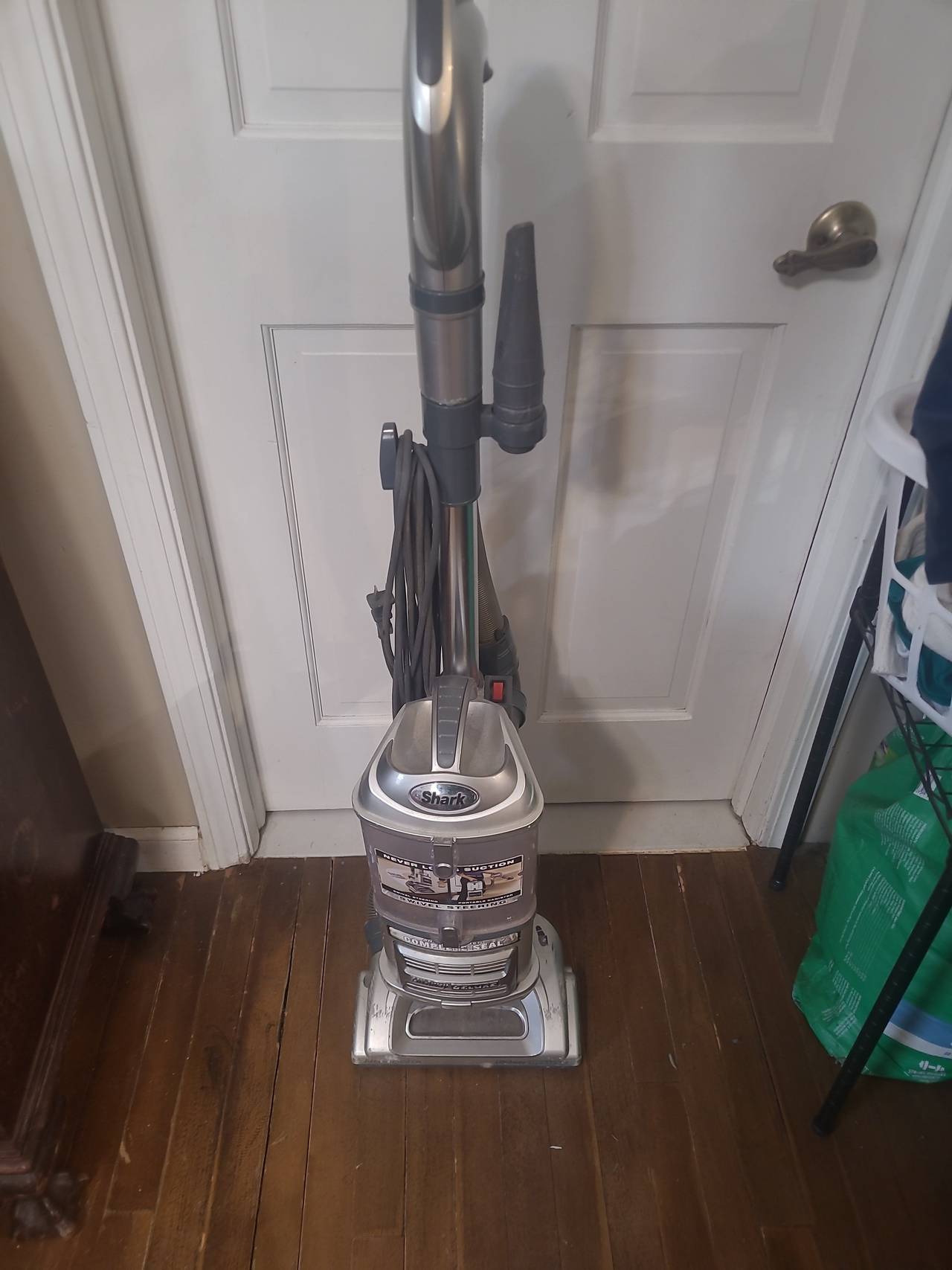 Shark Navigator Lift-Away Deluxe Upright Vacuum