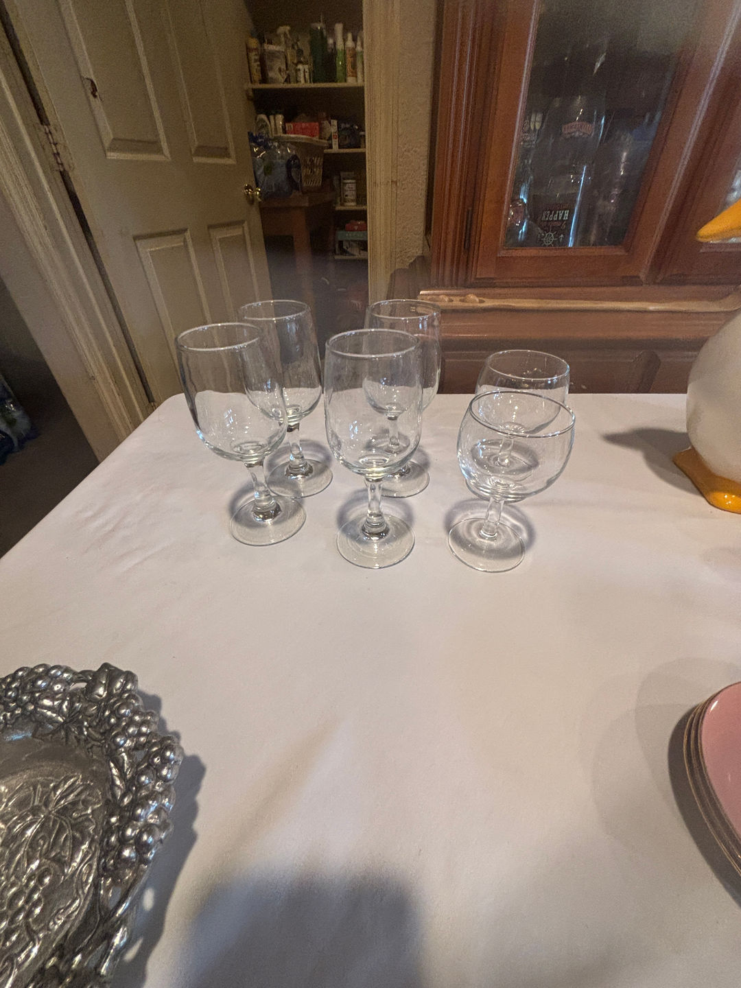 Wine Glasses 4 small and 2 goblet style