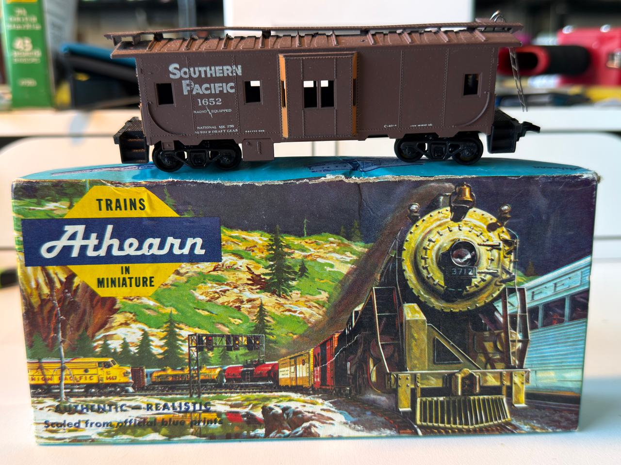 Athearn HO Scale Southern Pacific Bay Window Caboose #1652
