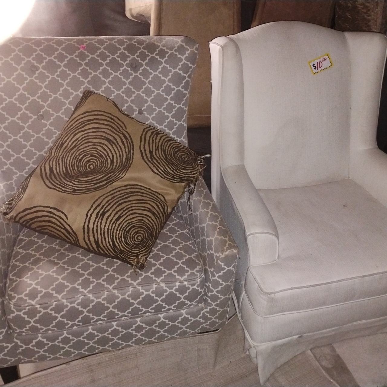 Quatrefoil Pattern Armchair with Accent Pillow