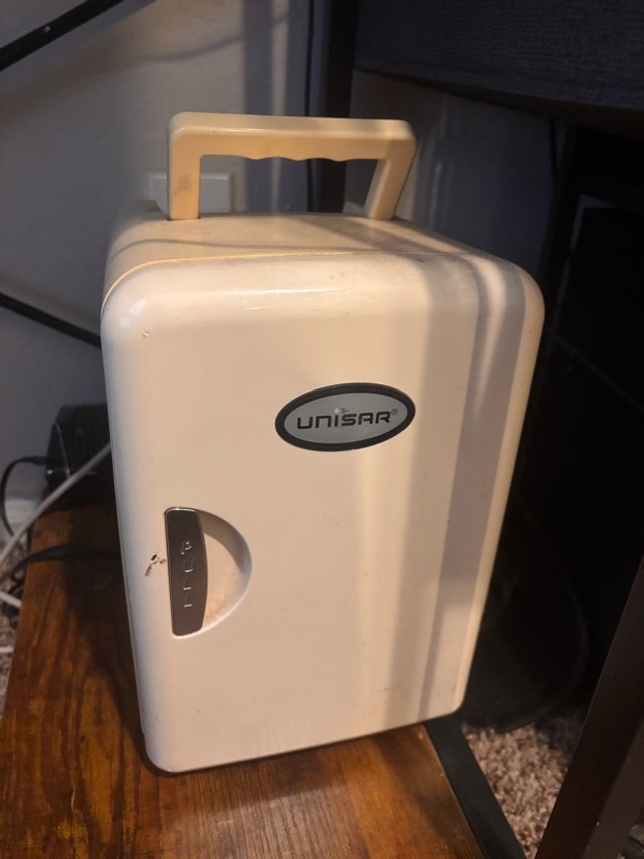 **MUST GO**
Frigidaire Retro Mini Refrigerator White 9-Can