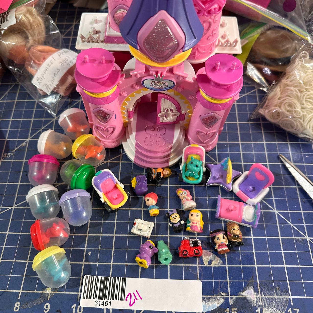SQUINKIES deluxe castle Surprise Playset with figures. 211