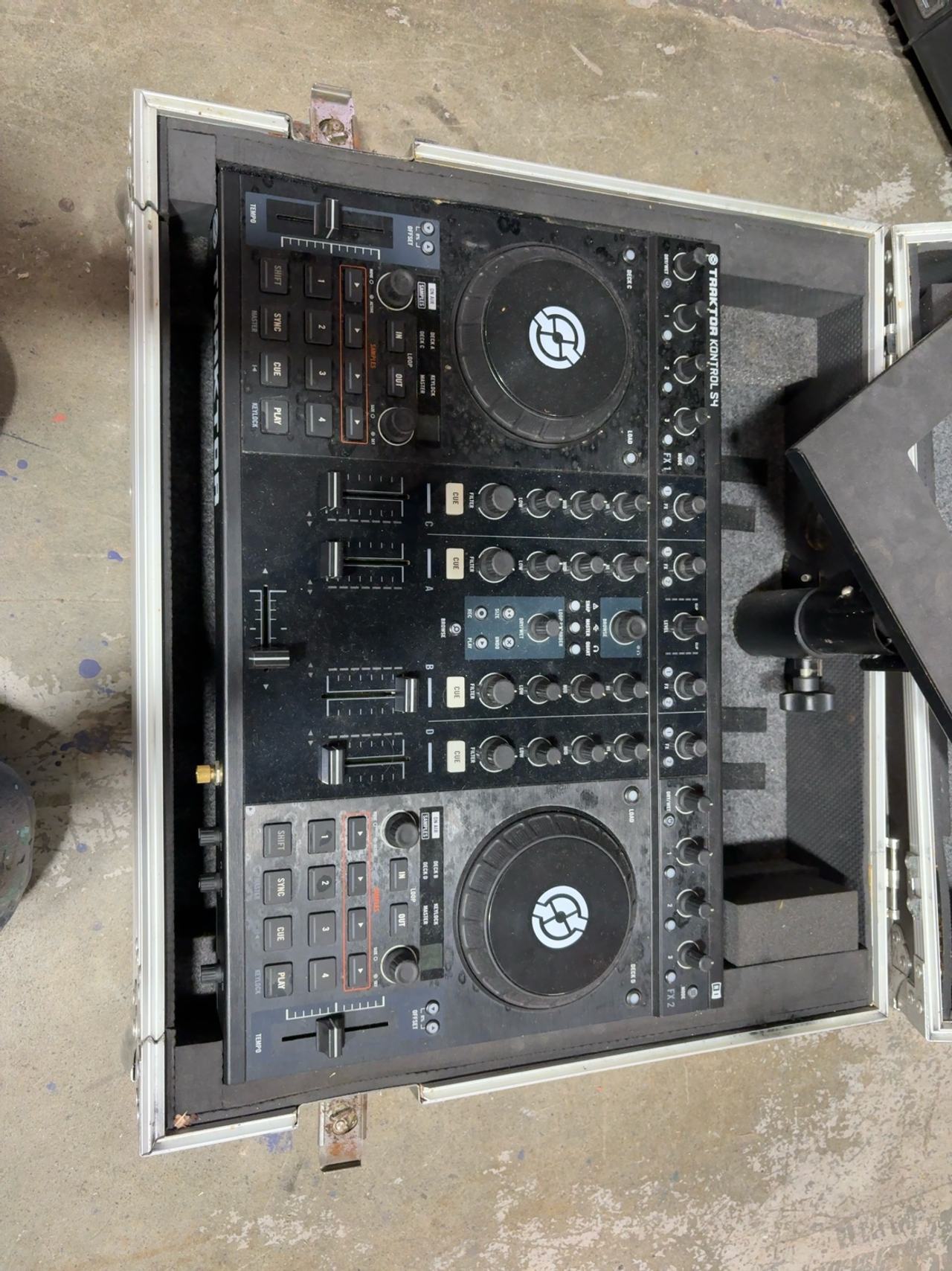 Native Instruments Traktor Kontrol S4 DJ Controller