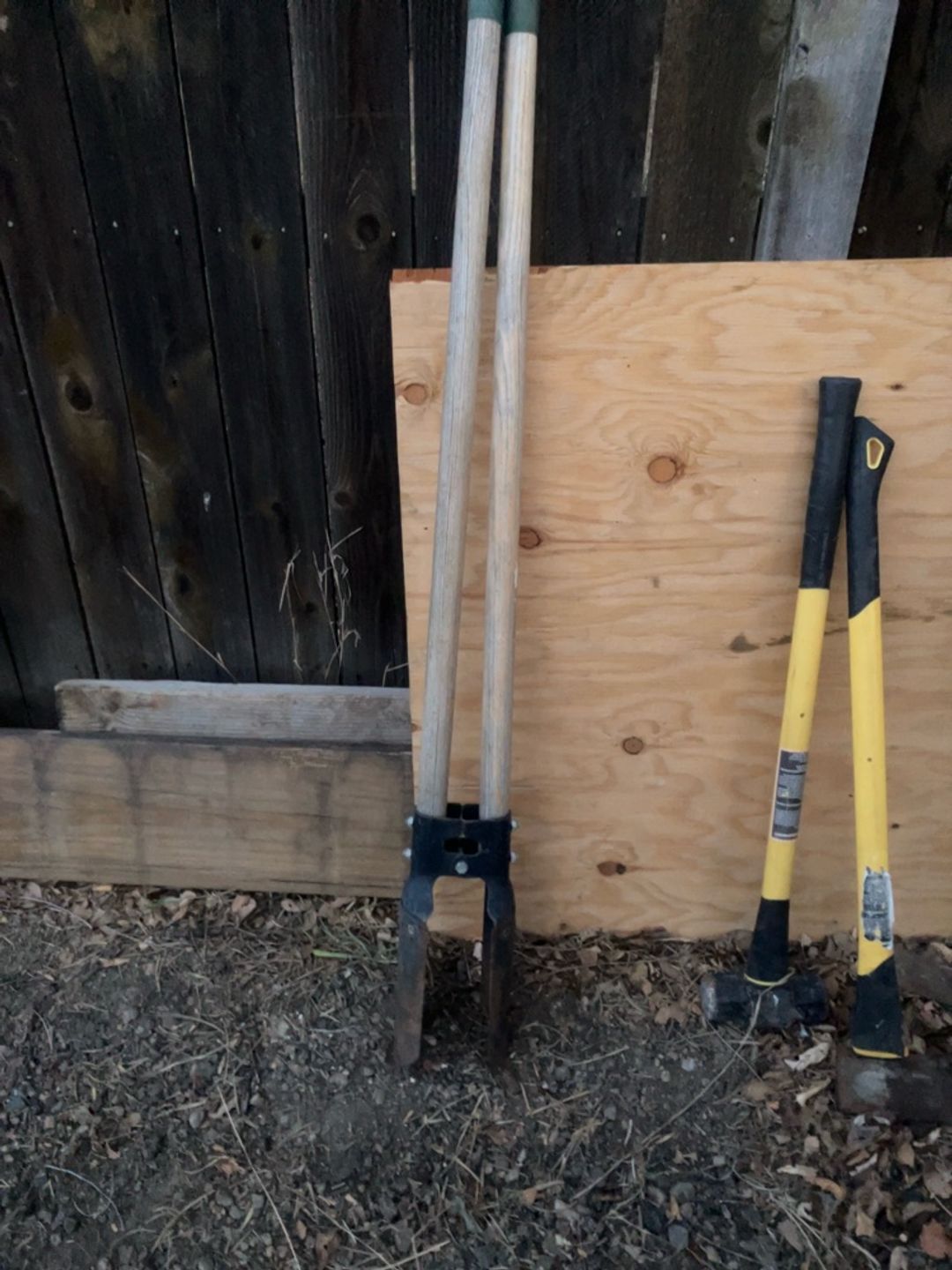 Truper Post Hole Digger Shovel with Wooden Handle