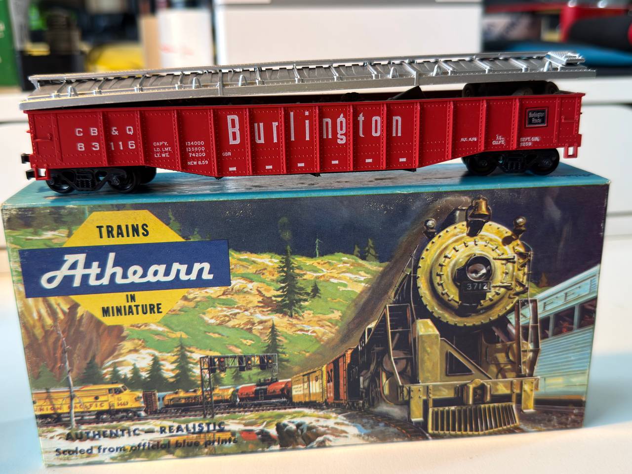 Athearn HO Scale Burlington CB&Q Gondola with Cover 83116