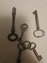 Assorted Vintage Skeleton and Barrel Keys - Image 1