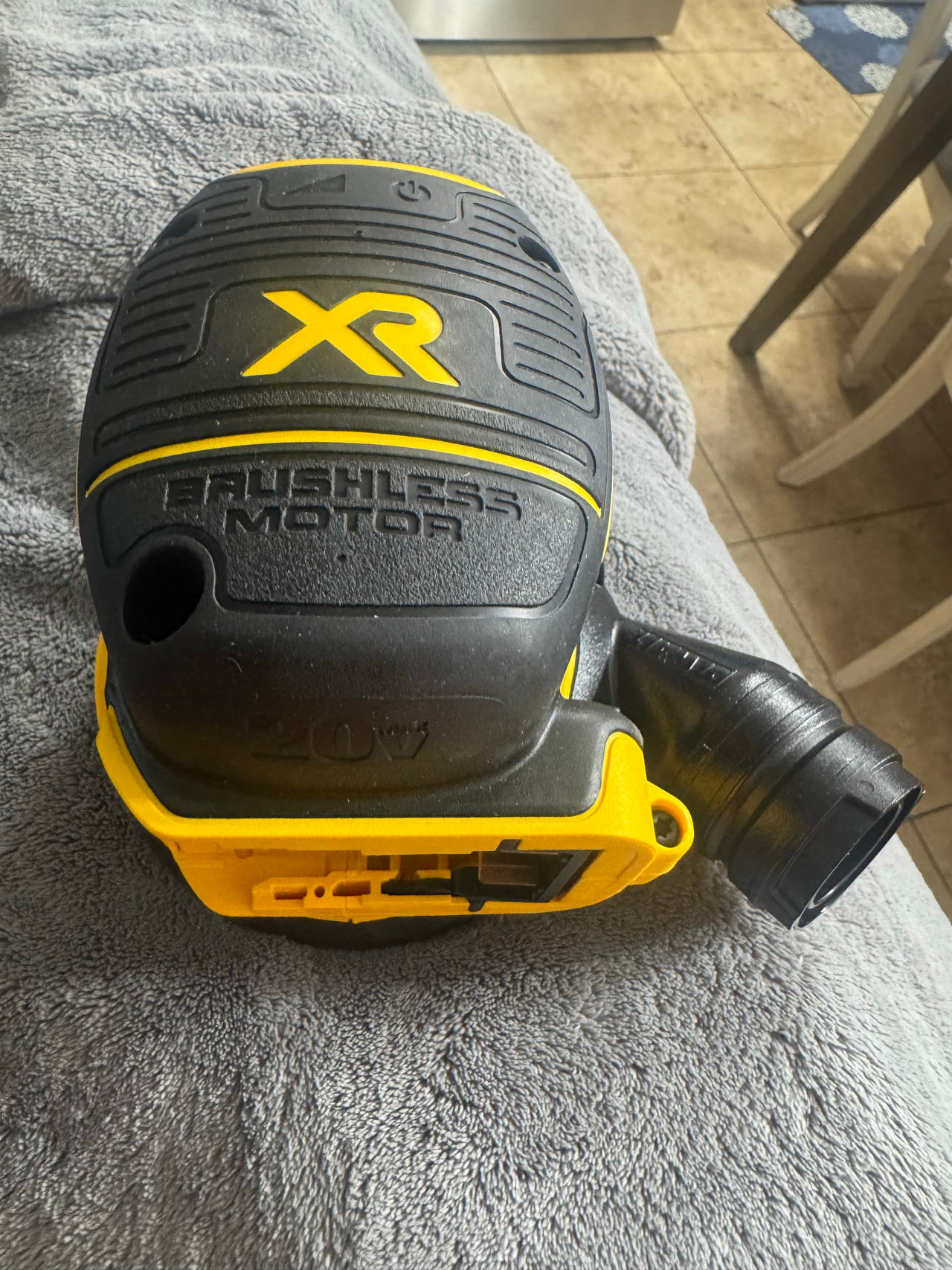 DEWALT DCW210B 20V MAX XR Brushless Cordless 5 in. Random Orbital Sander