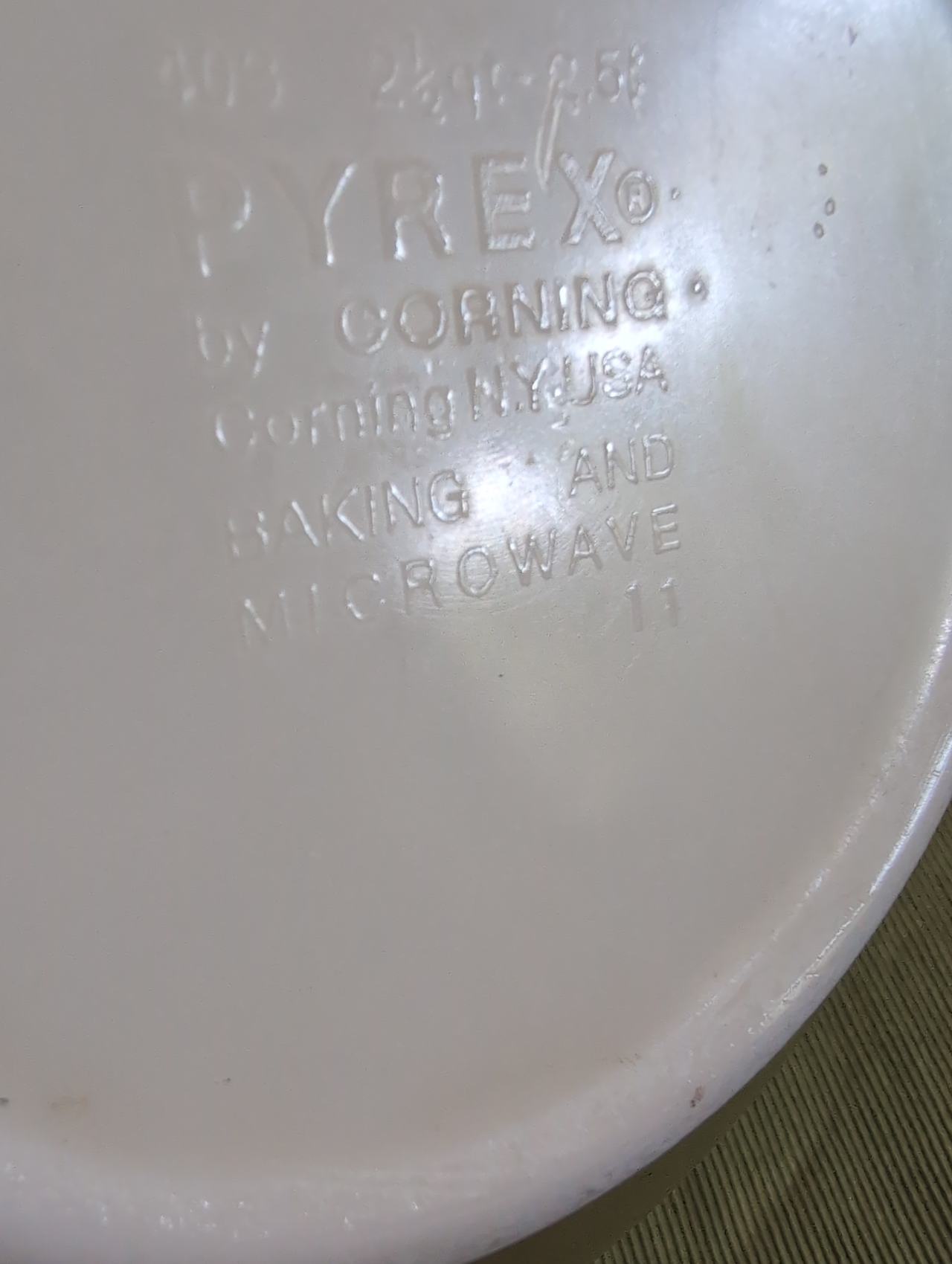 PYREX Spring Blossom Green 403 size (2.5 quart)  Mixing Bowl #11
