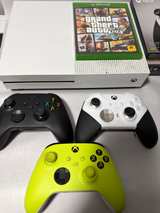 Xbox One S 1TB + 3 Controllers + Elite Series 2 + GTA V - Image 3