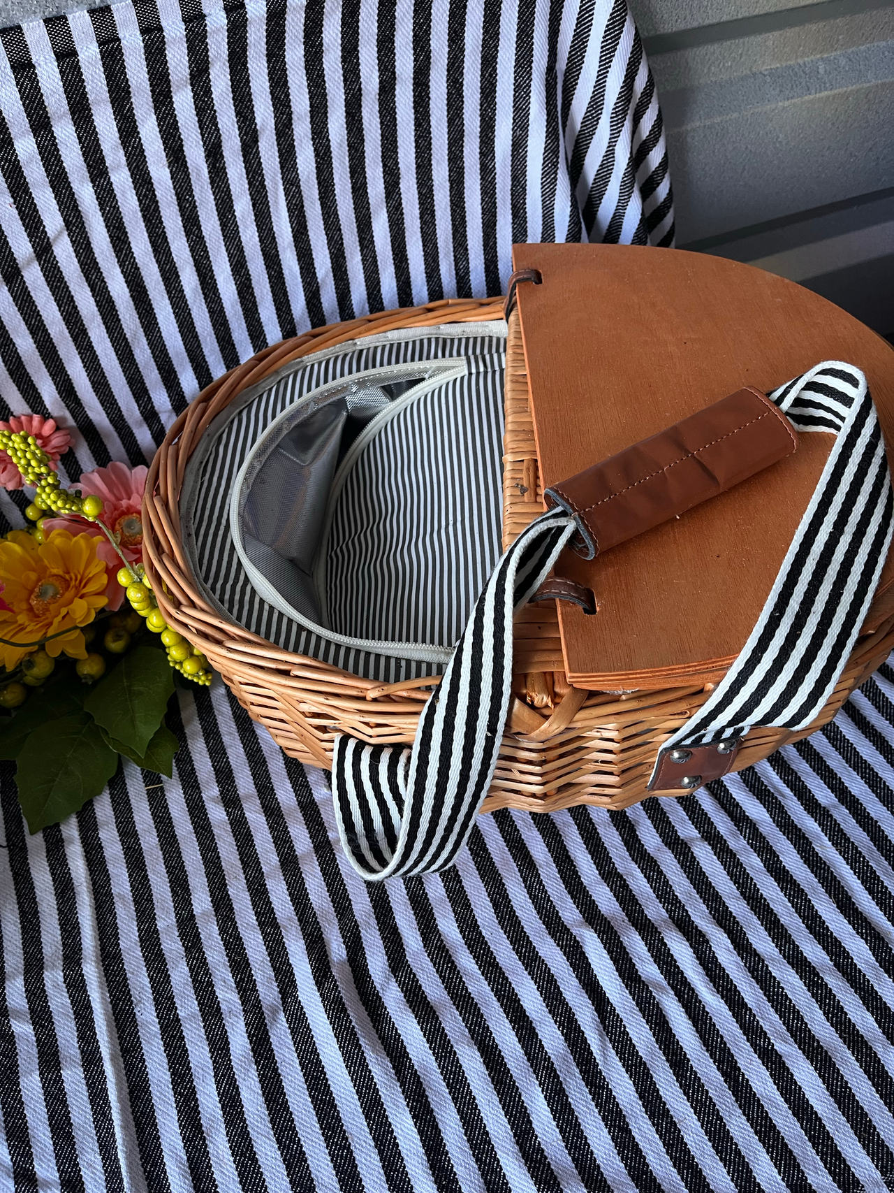 Picnic Time Wicker Picnic Basket with Insulated Liner and Wooden Lid