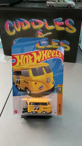 Hot Wheels Volkswagen Kool Kombi Mooneyes Yellow - Image 1