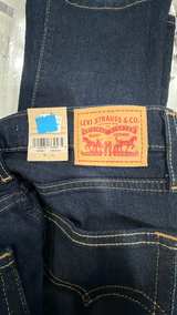 Levi's Women's 724 High Rise Slim Straight Jeans - Image 3