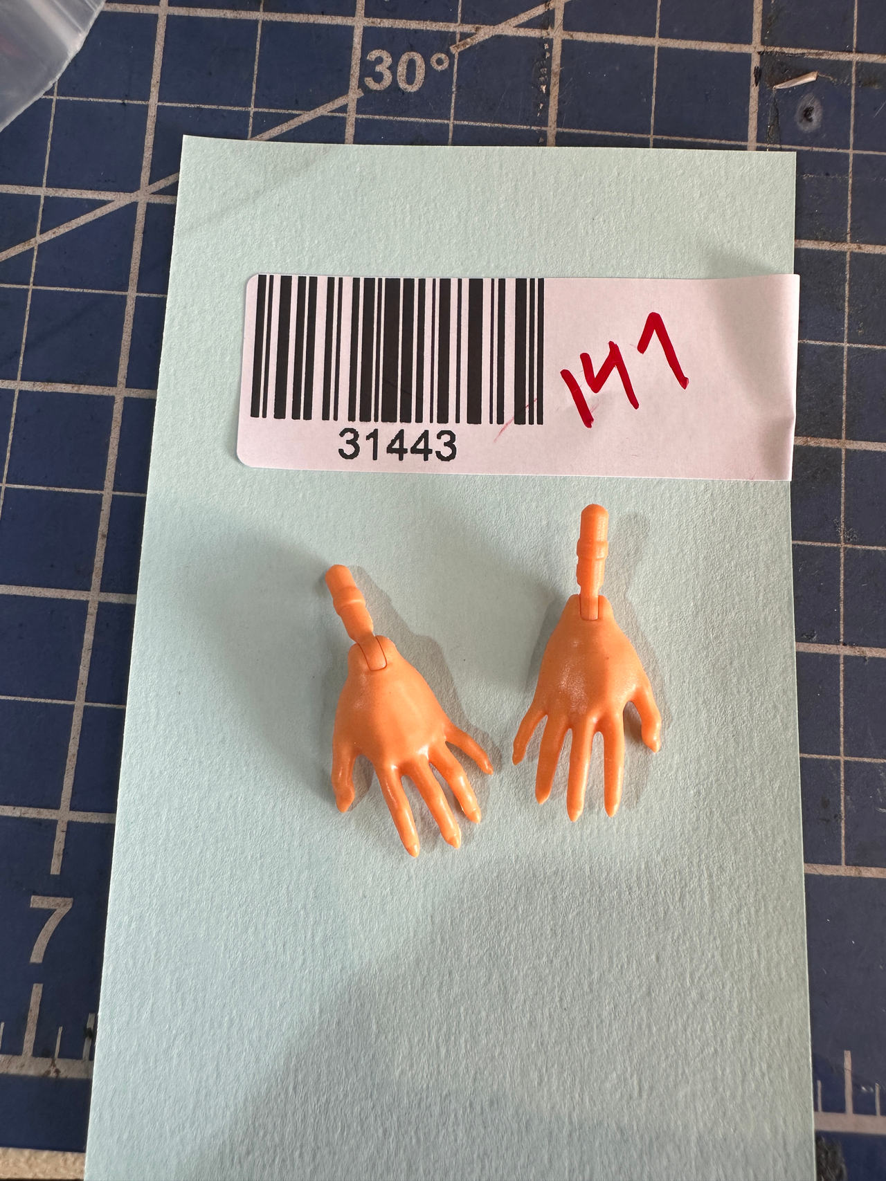Monster HIgh Fashion Doll replacement Pair Hands orange  147-43