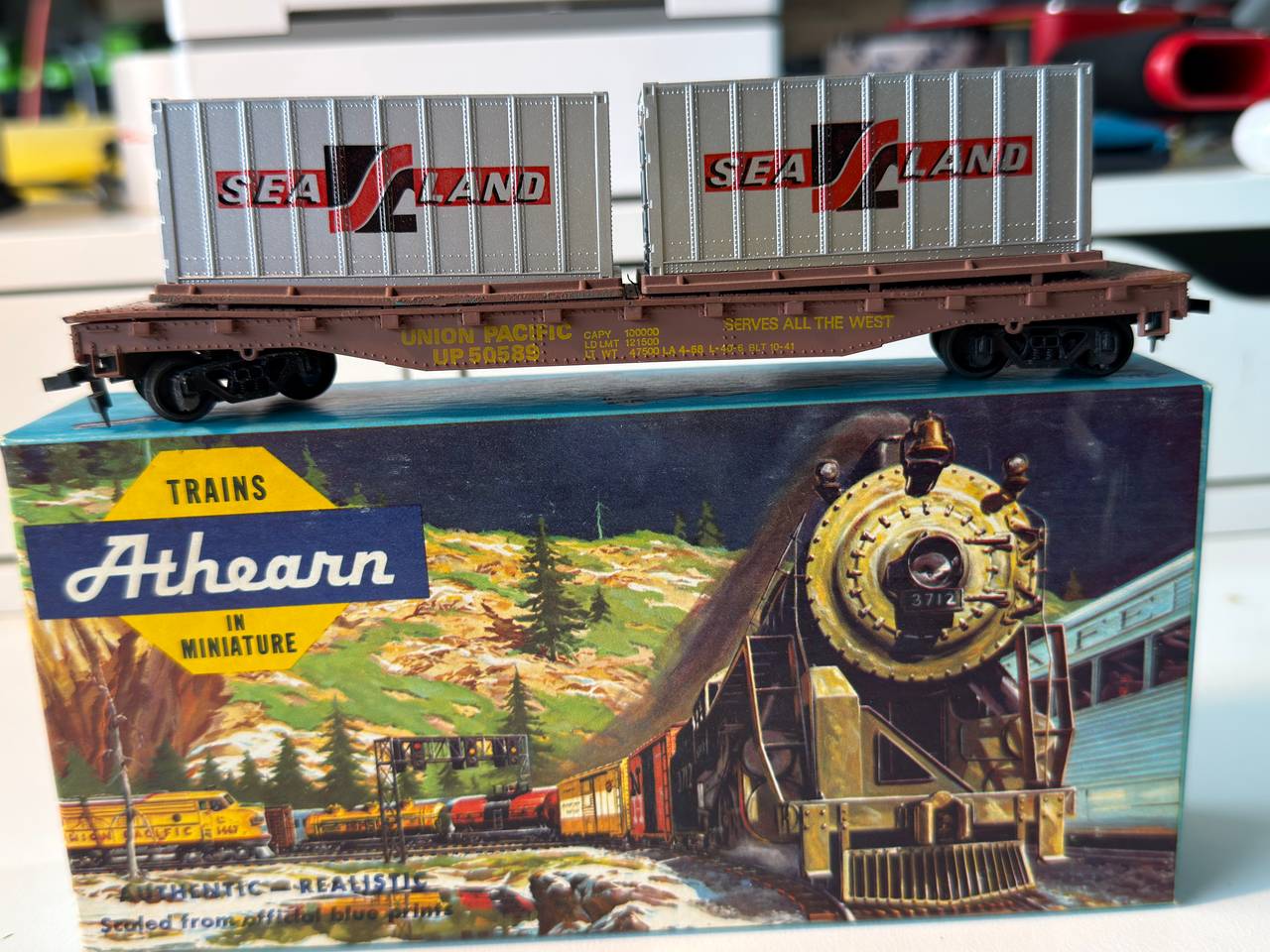 Athearn HO Scale Union Pacific Flatcar with Sea-Land Containers