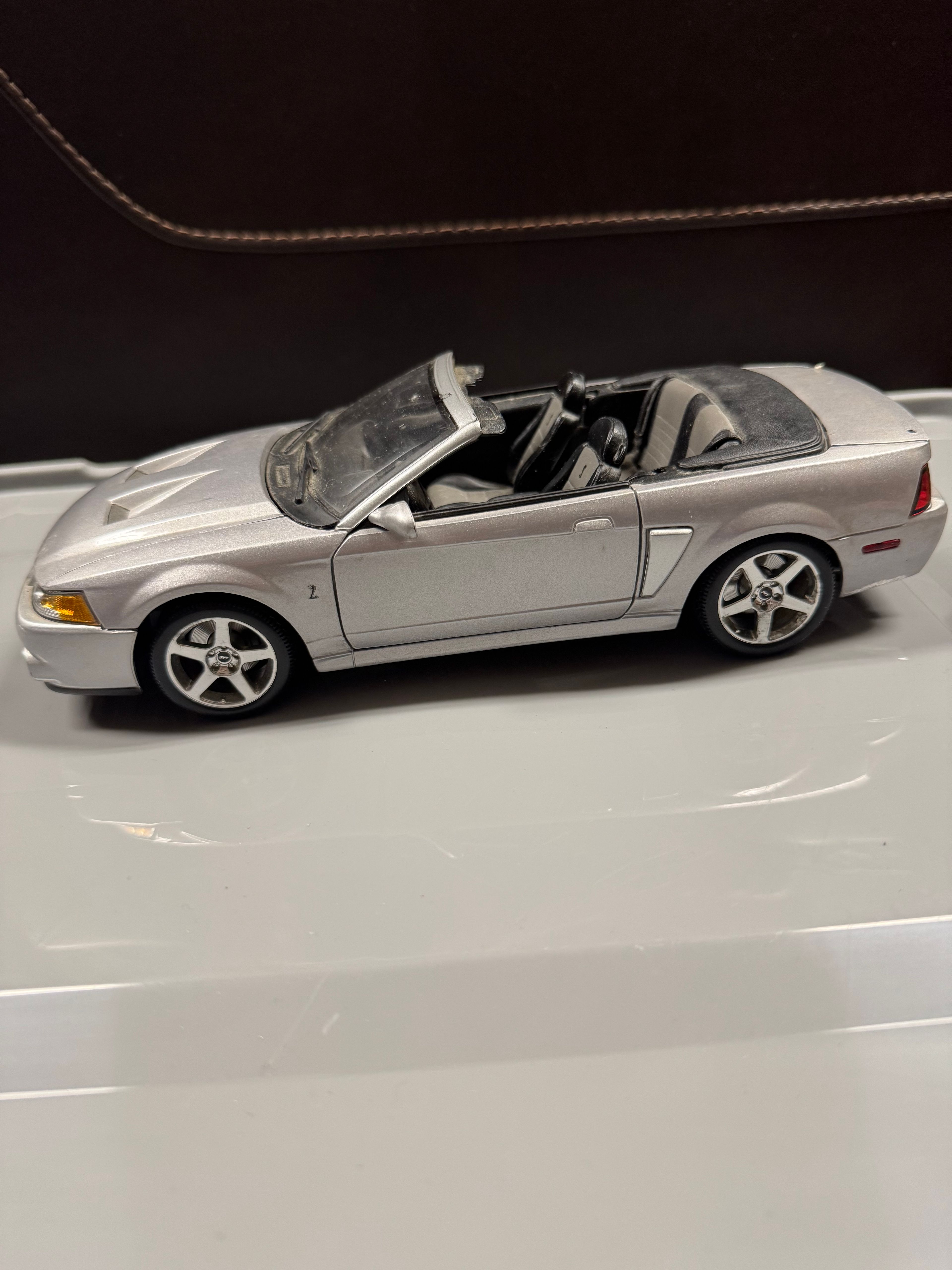 Maisto 1:18 2003 Ford Mustang SVT Cobra Convertible - Image 5