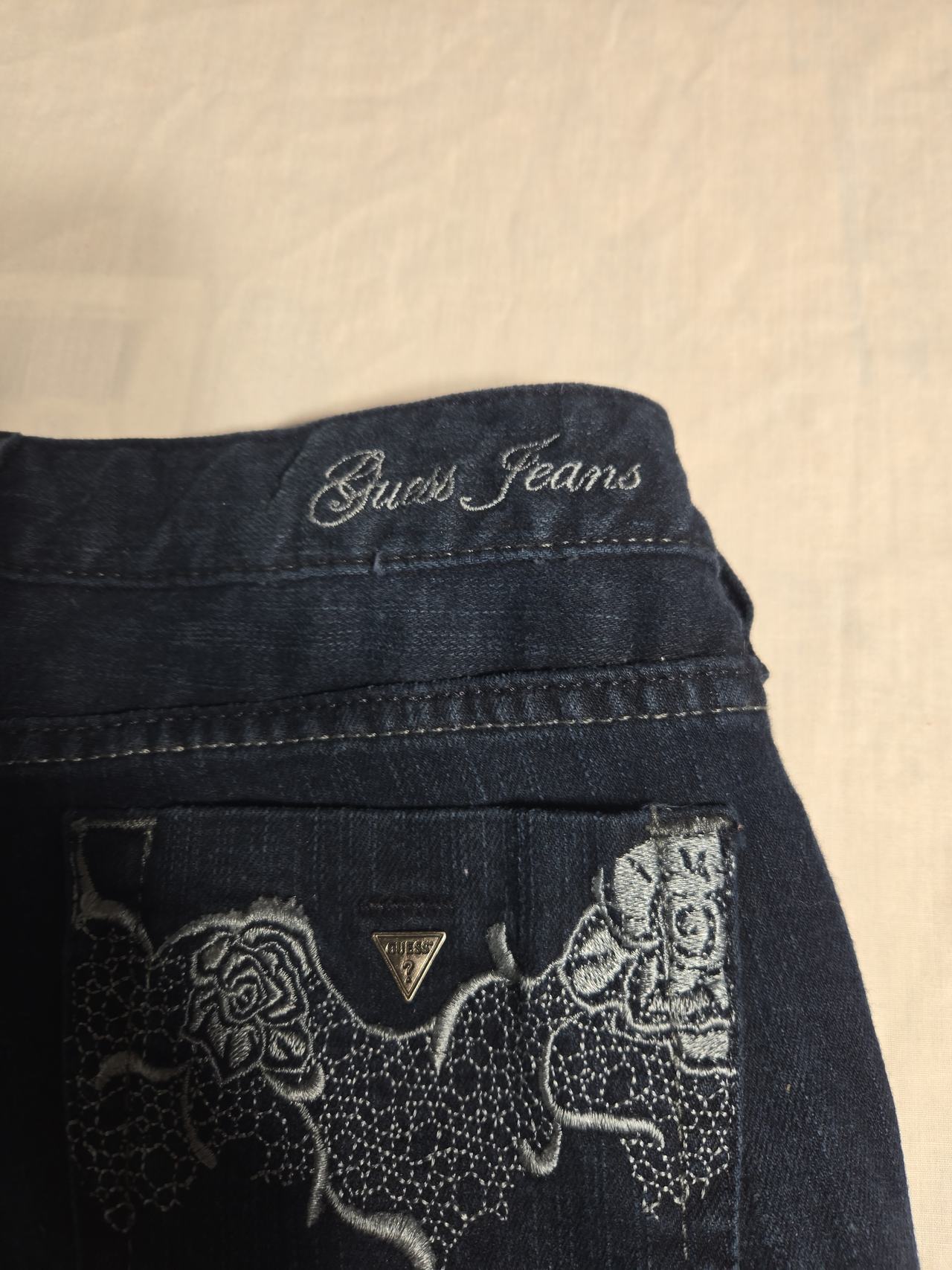 Guess Women's Dark Wash Jeans Low rise Straight size 26x32