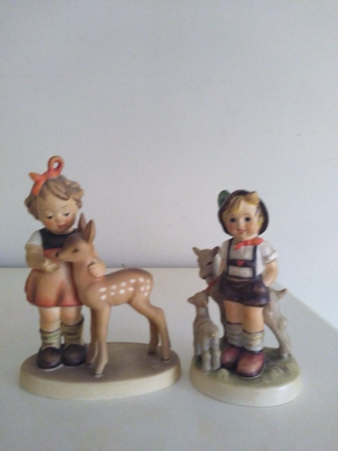 Hummel Friends Figurine #136/1 Girl Feeding Fawn