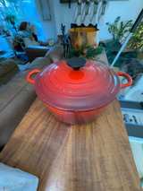 Le Creuset Signature Round Dutch Oven 5.5qt Red - Image 1