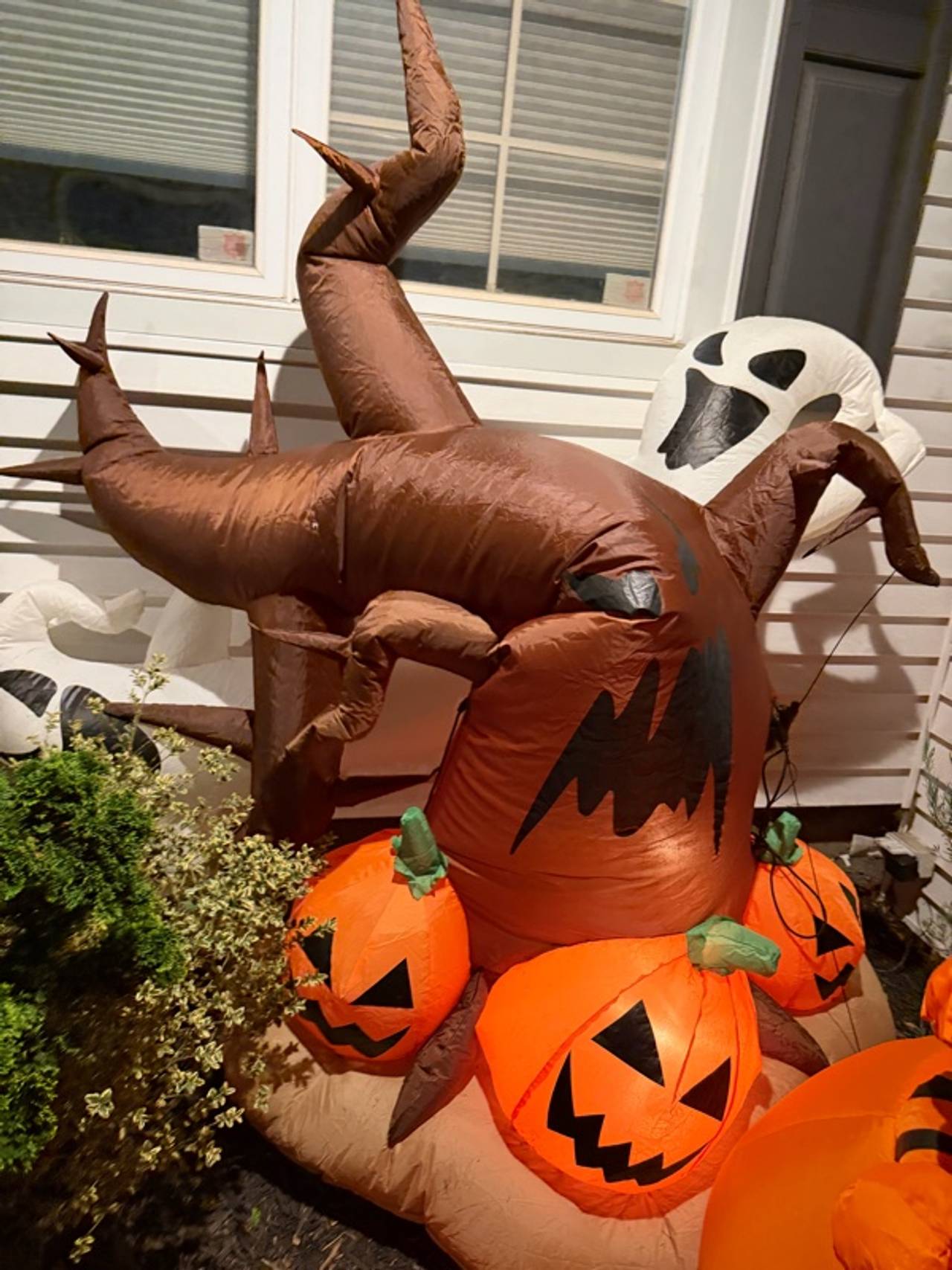 NEEDS REPAIR HAS HOLR Gemmy 8ft Halloween Inflatable Dead Tree with Ghost