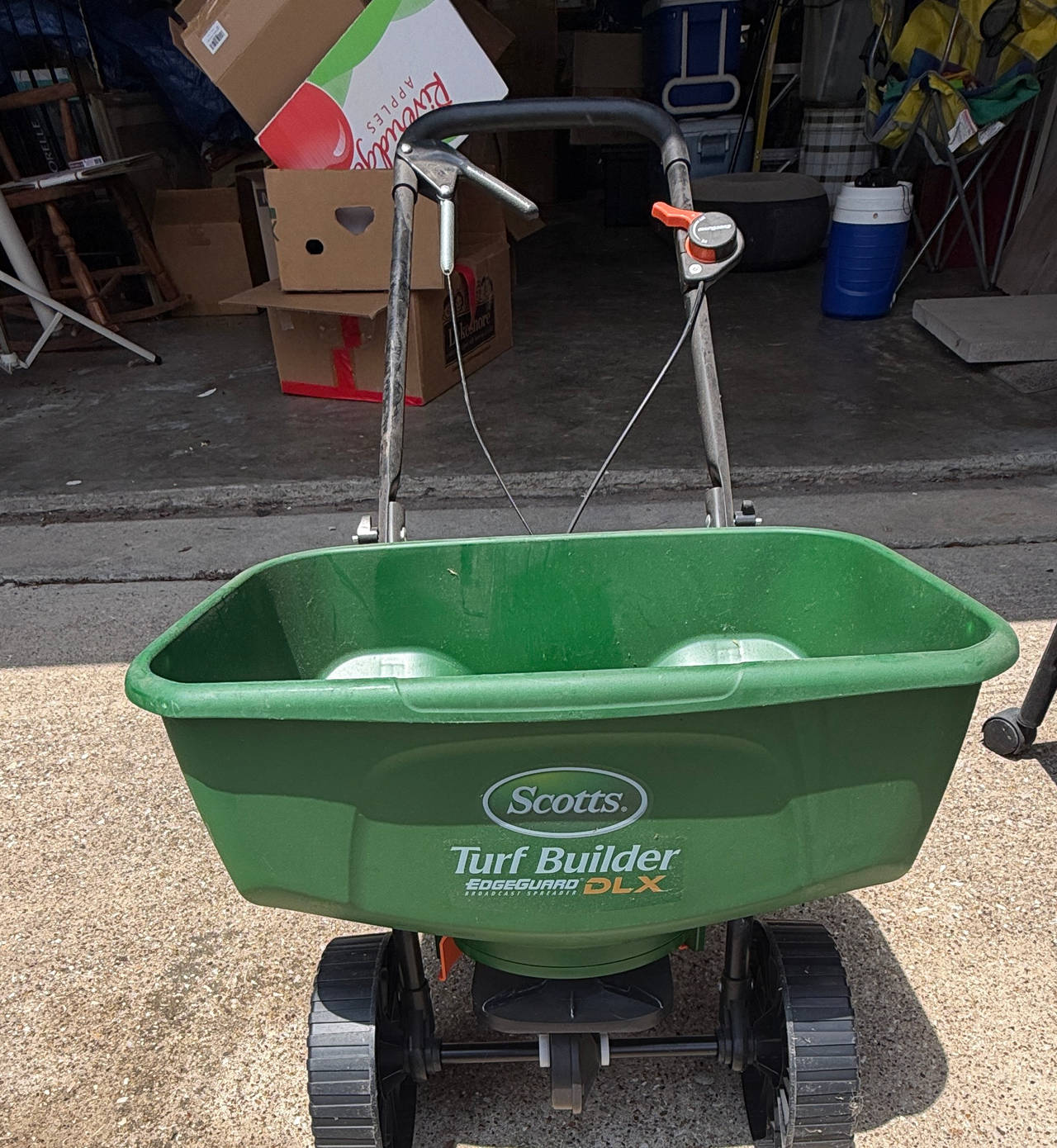 Scotts Turf Builder EdgeGuard DLX Broadcast Spreader