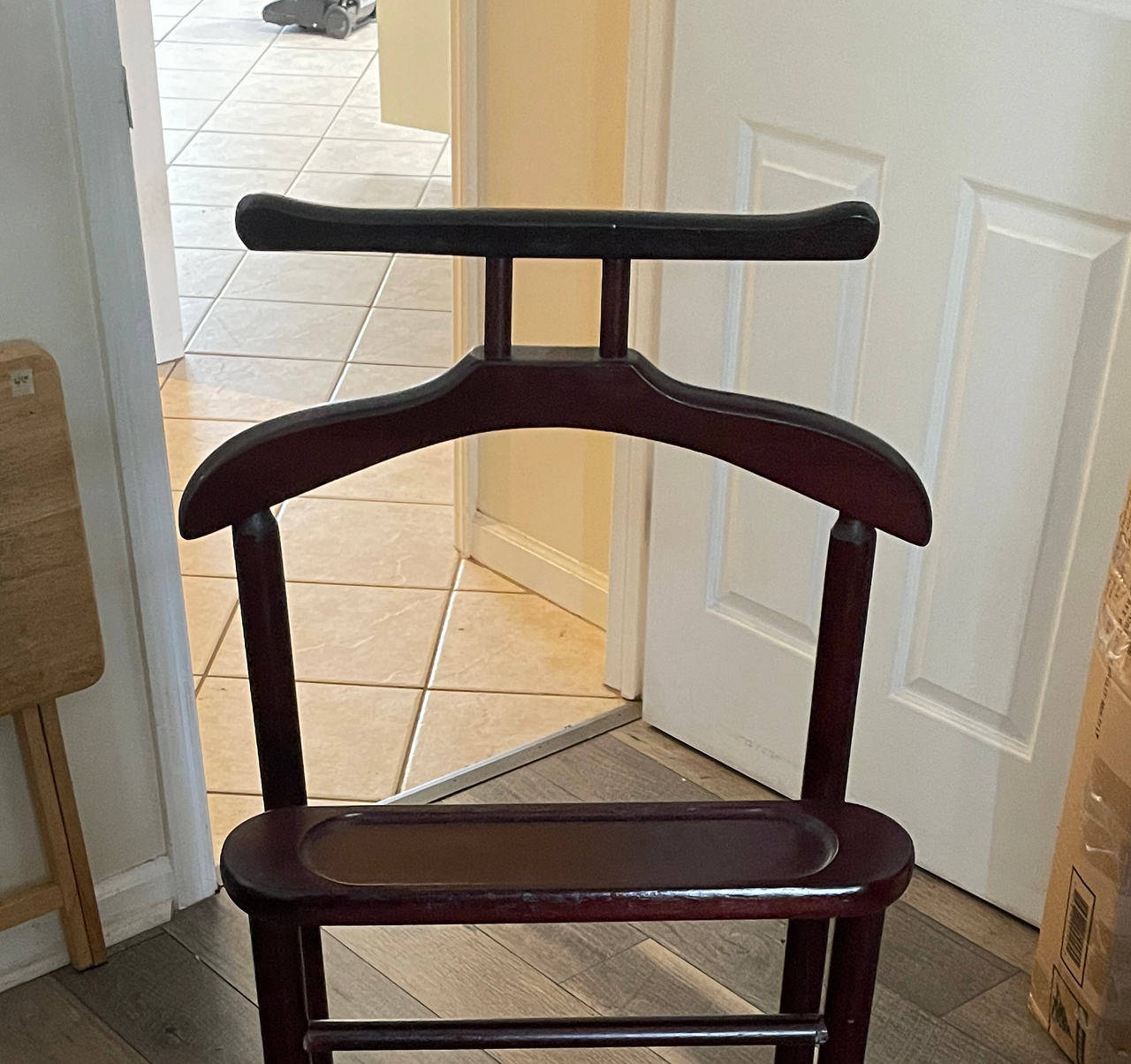 Wooden Suit Valet Stand with Accessory Tray