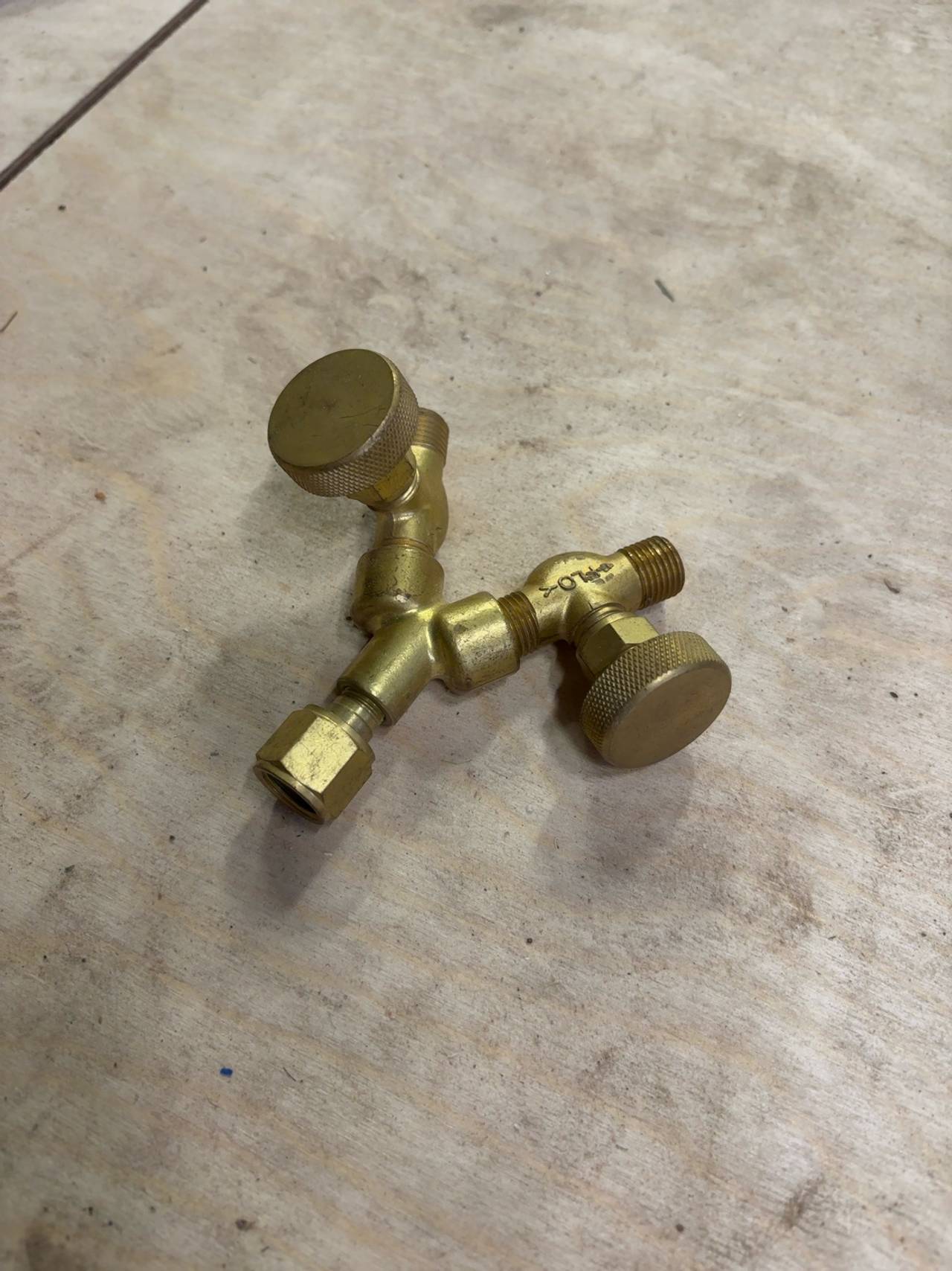 Western Enterprises 411 Valved Y Connector Brass 5/8"-18 RH