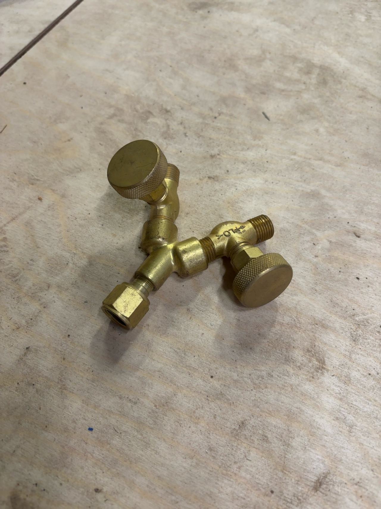Western Enterprises 411 Valved Y Connector Brass 5/8"-18 RH