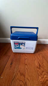 Rubbermaid 12 Qt Cooler with Blue Lid - Image 2