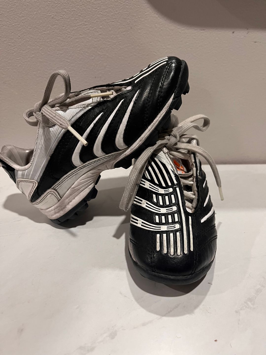 Adidas Predator Absolado Youth Football Boots Black/White size 11.5 junior kids
