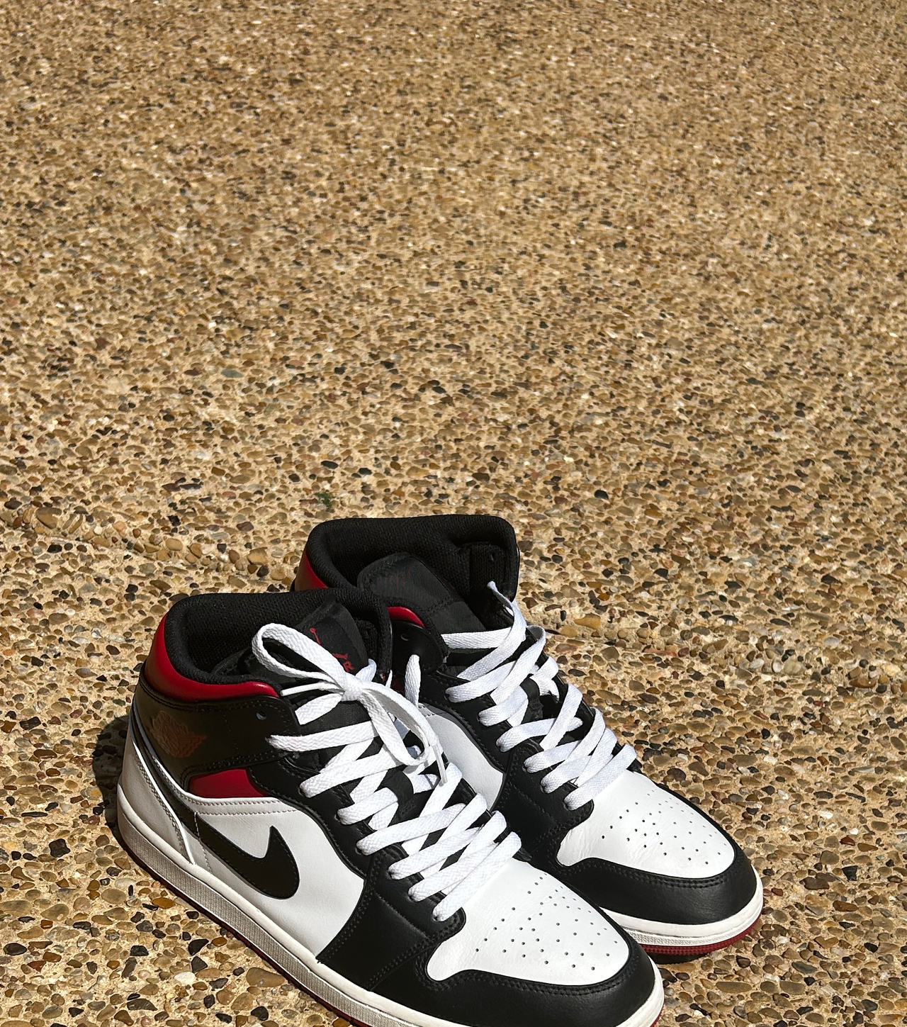 Air Jordan 1 Mid Black White Red