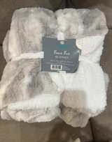 Comfort Bay Faux Fur Blanket - Image 3