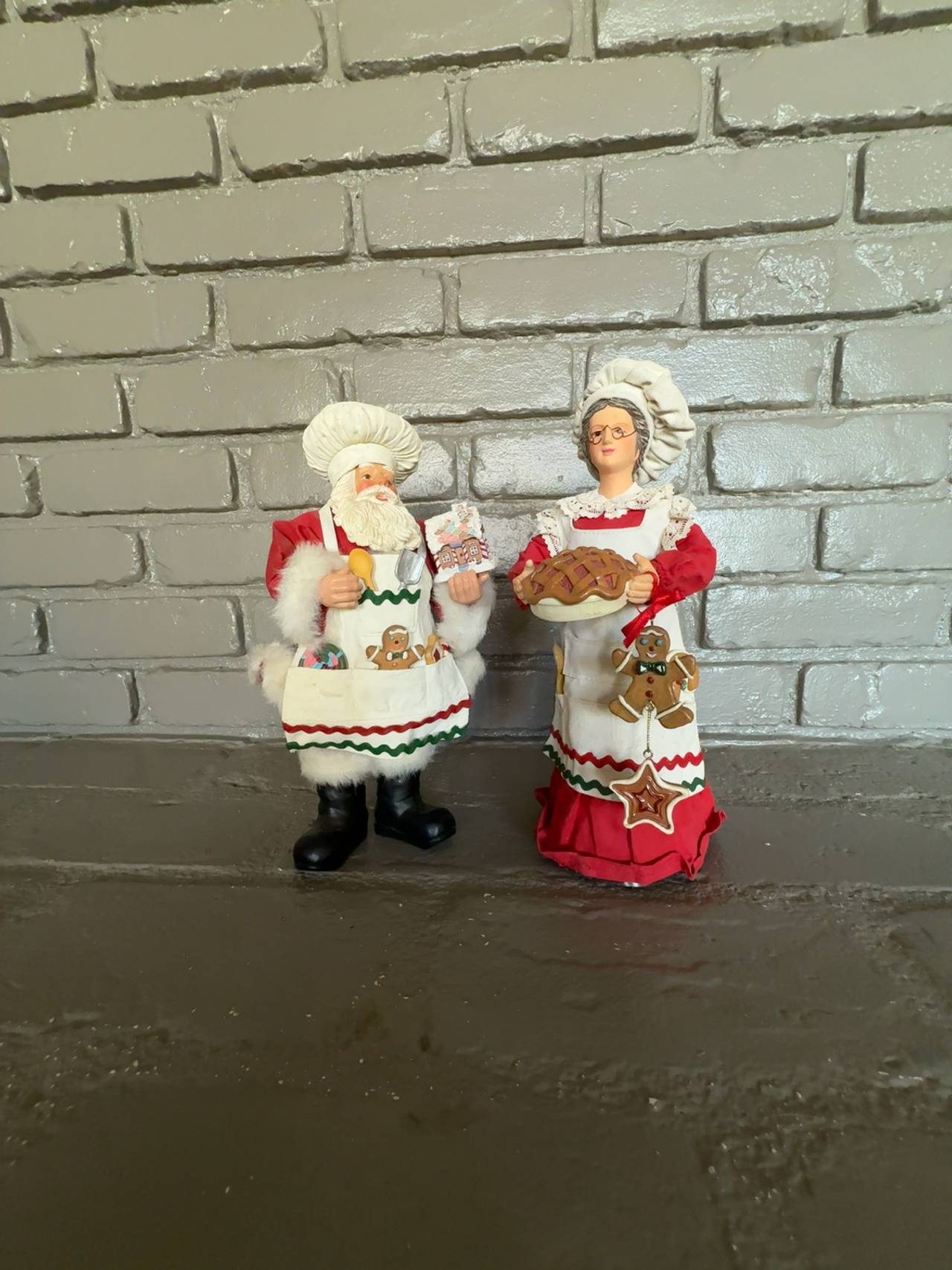Possible Dreams Clothtique Santa Baker Figurine