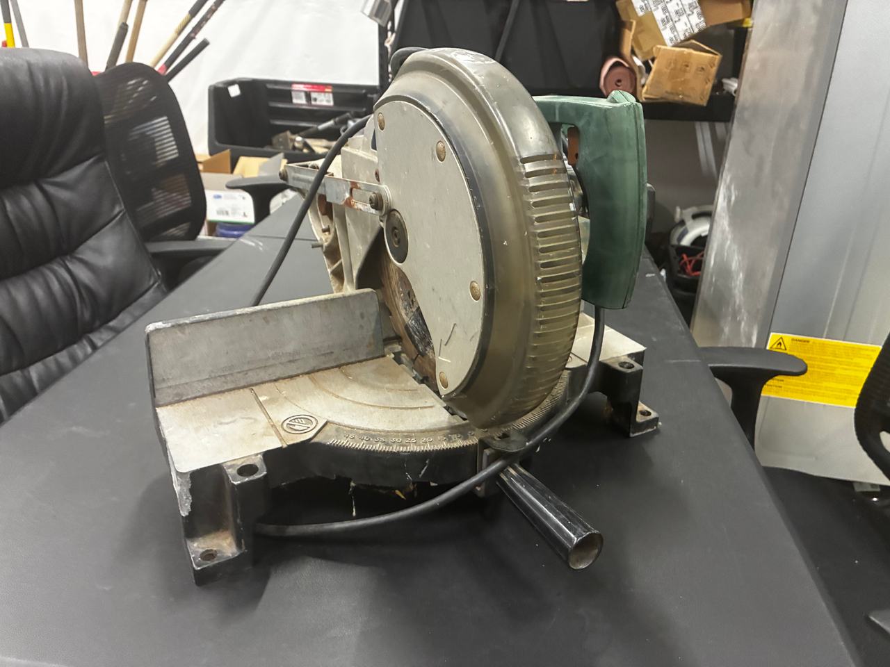 Hitachi C10FC2 10-Inch Compound Miter Saw