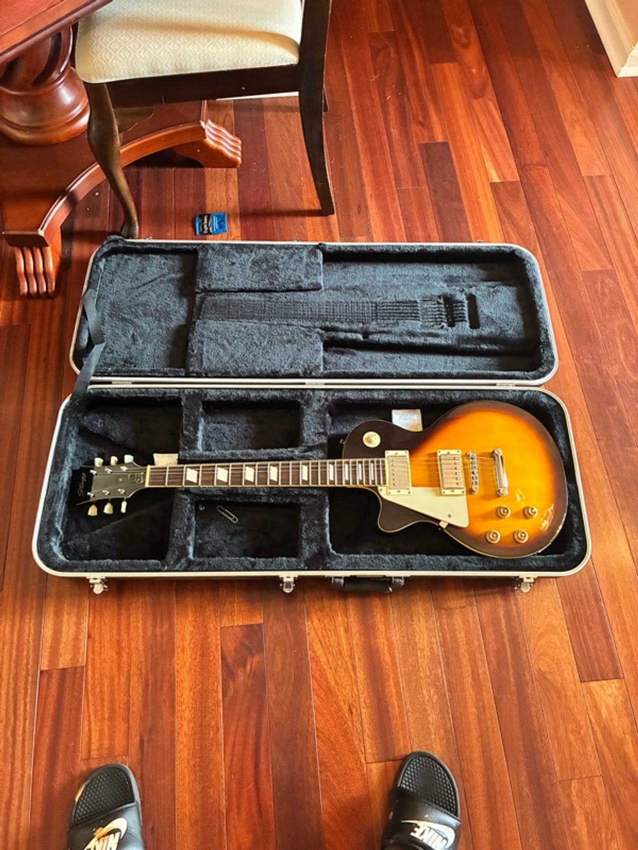 Stagg Les Paul Standard rep
Sunburst Electric guitar