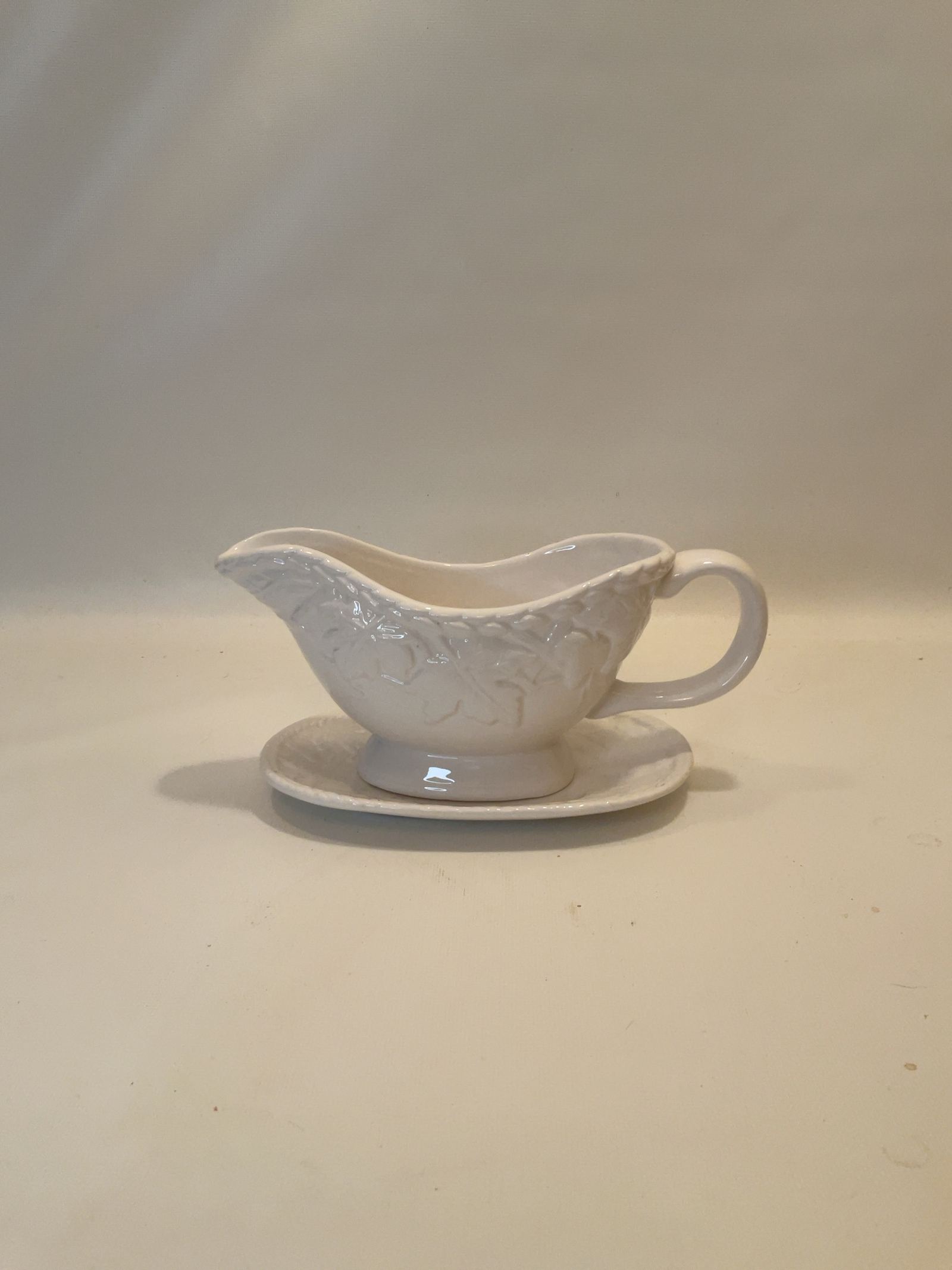 Vintage Courtyard White Ceramic Gravy Boat with Floral Pattern