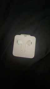 Apple EarPods with Lightning Connector (White) - Image 1
