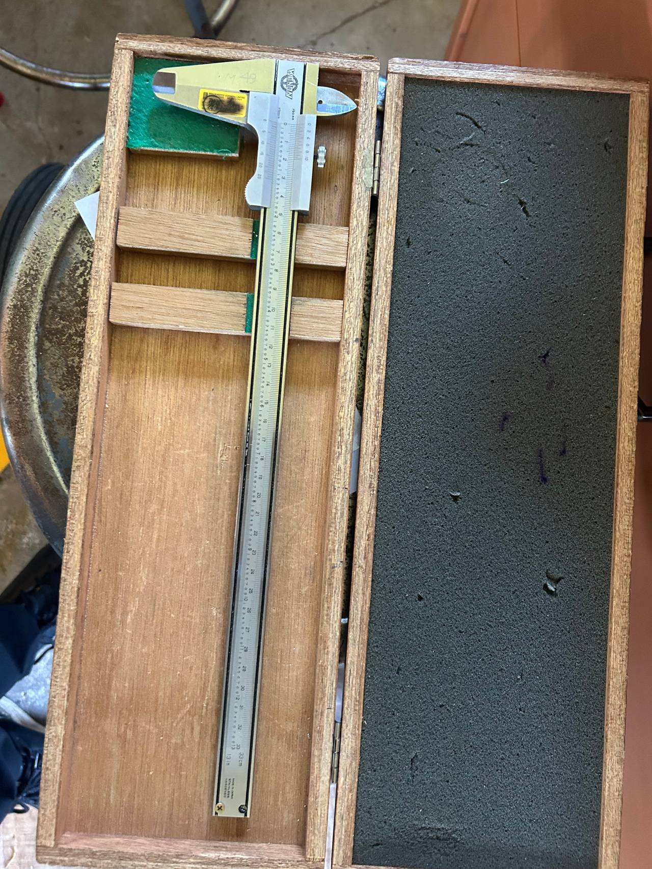 Pied à coulisse de 30 cm avec coffret en bois