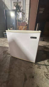 Magic Chef Black Mini Fridge 1.7 cu ft - Image 3