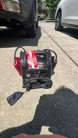 Schumacher SJ1331 800 Peak Amp Jump Starter and Portable Power Pack - Image 2