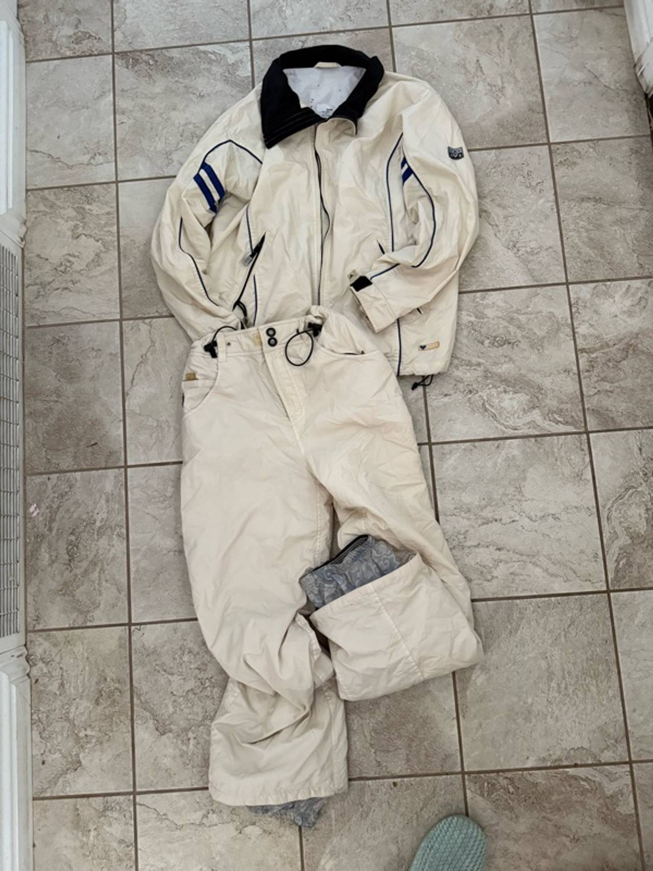 Roxy ski/snowboard jacket and pants set