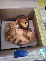Lion Family Figurine with Flowers - Image 2