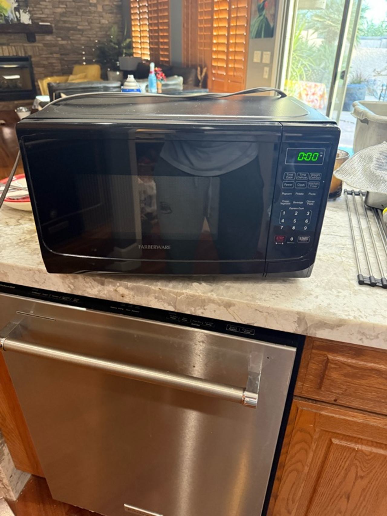 Farberware Classic 0.7 cu ft 700-Watt Microwave Black